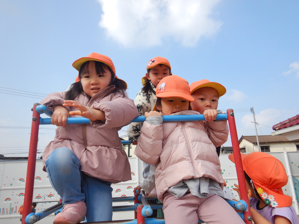 園庭で遊ぶ子ども (1)