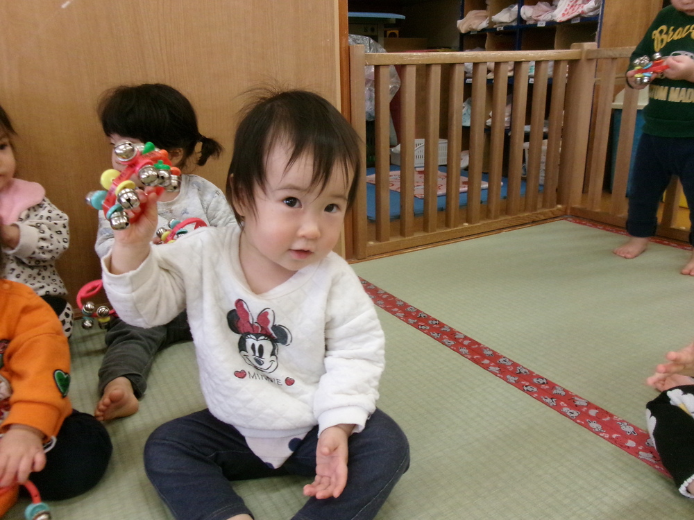 鈴を鳴らしている