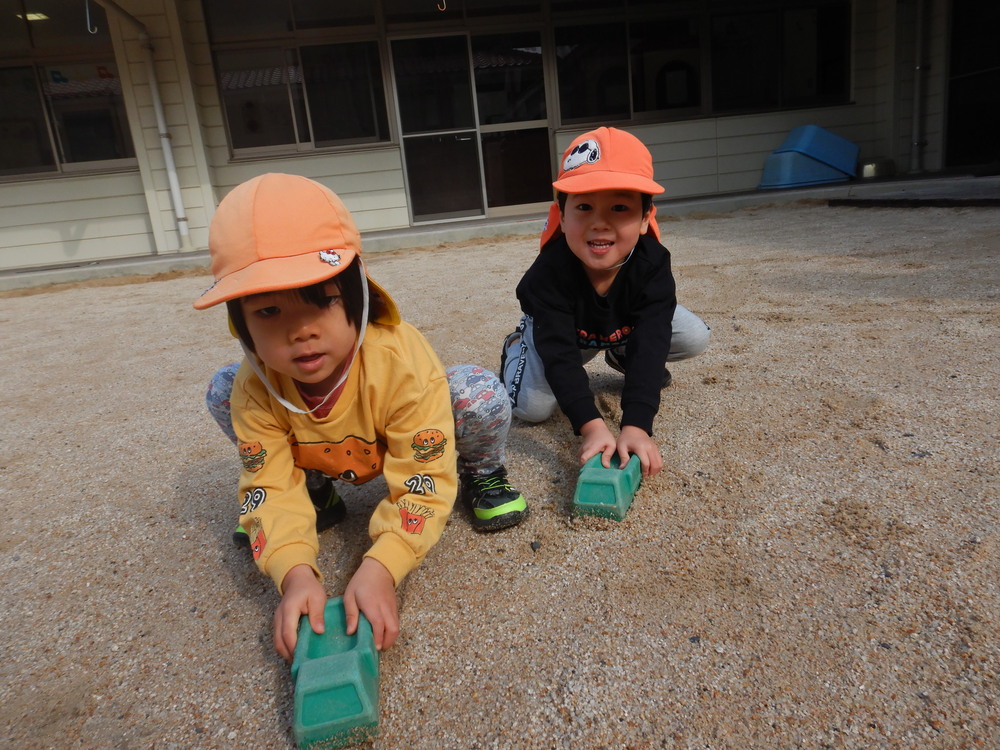 園庭で遊ぶ子ども (2)