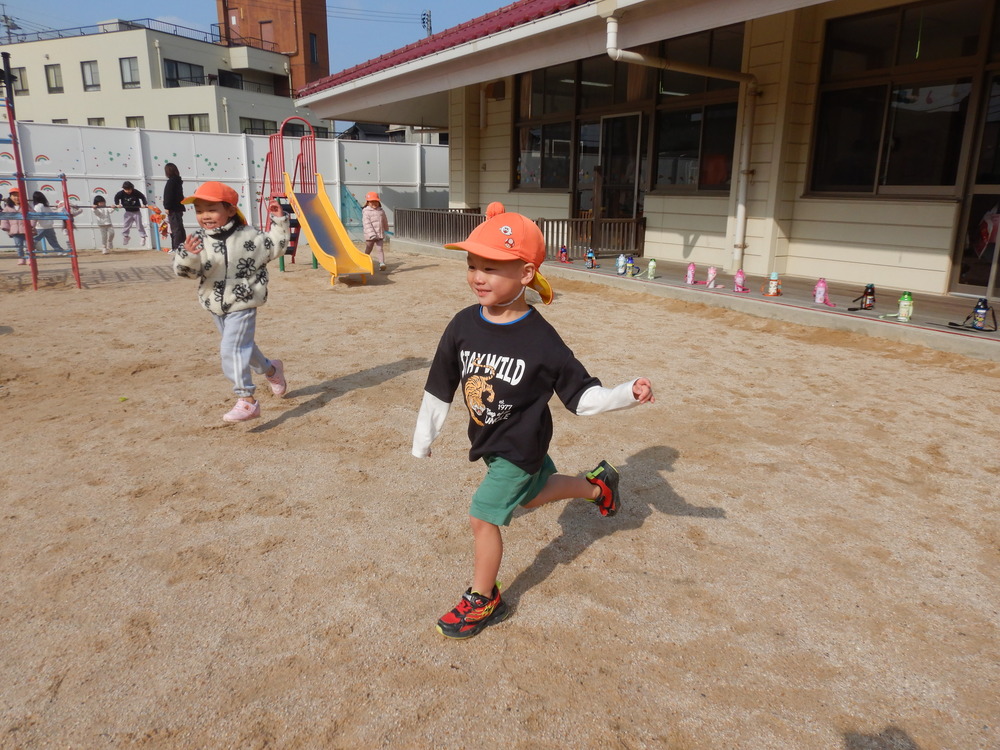 園庭で遊ぶ子ども (4)
