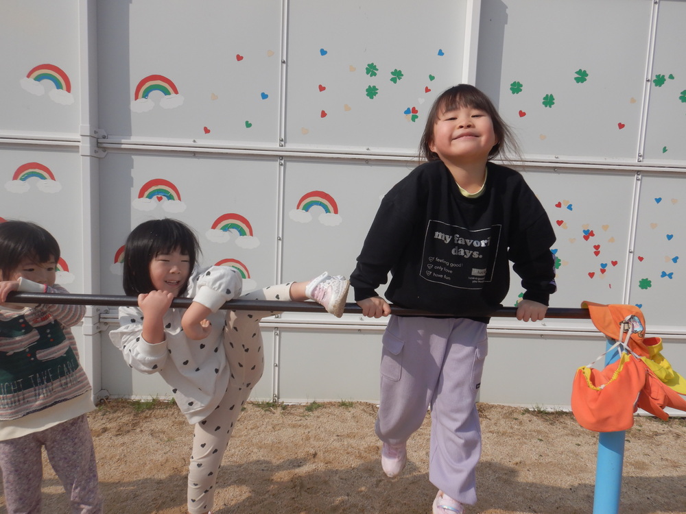 園庭で遊ぶ子ども (5)