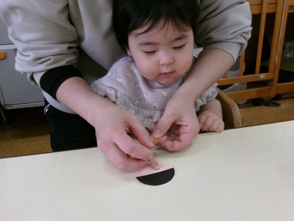 指スタンプをしている