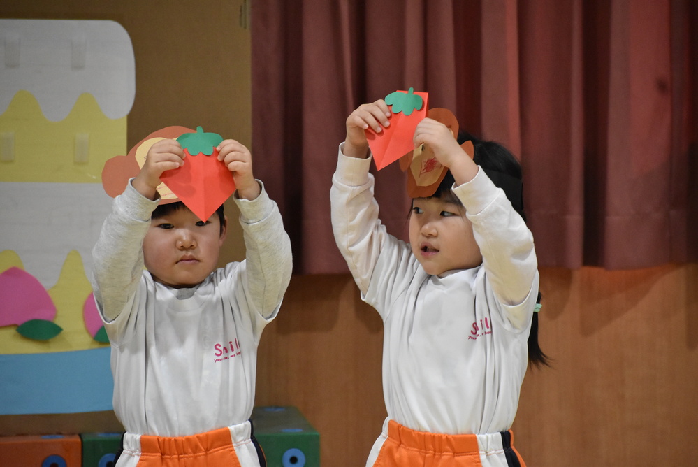 イチゴを折る子ども (1)