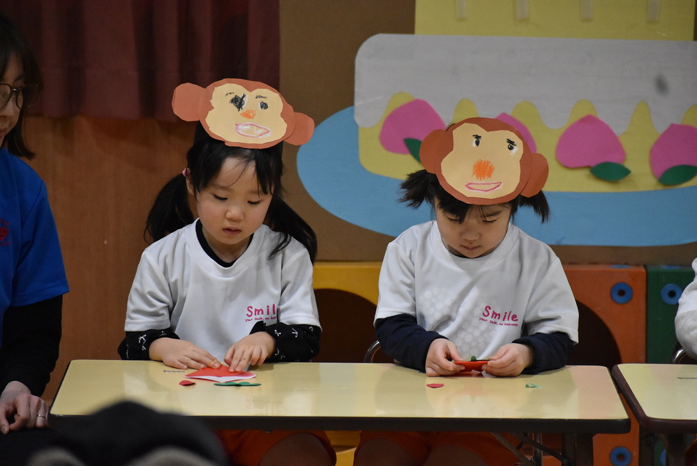 イチゴを折る子ども (2)