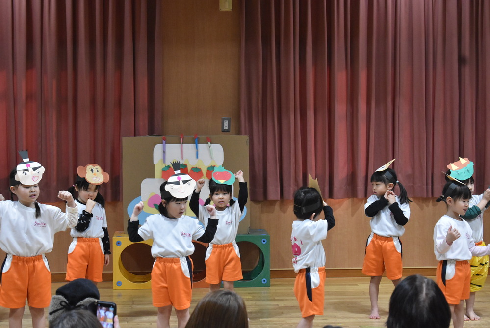 ダンスを踊る子ども (1)