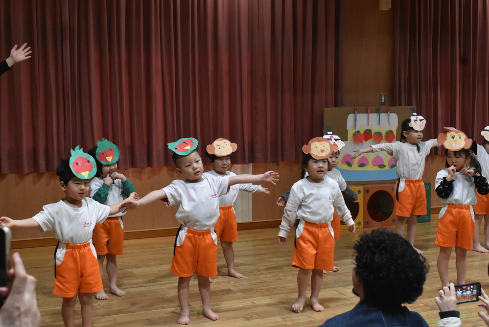 ダンスを踊る子ども (2)