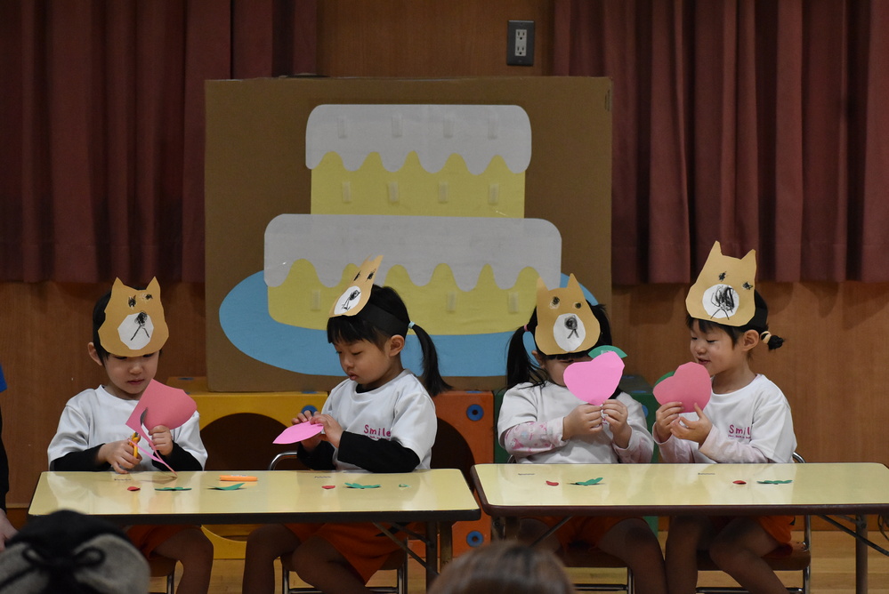 ハサミでモモを切る子ども (3)