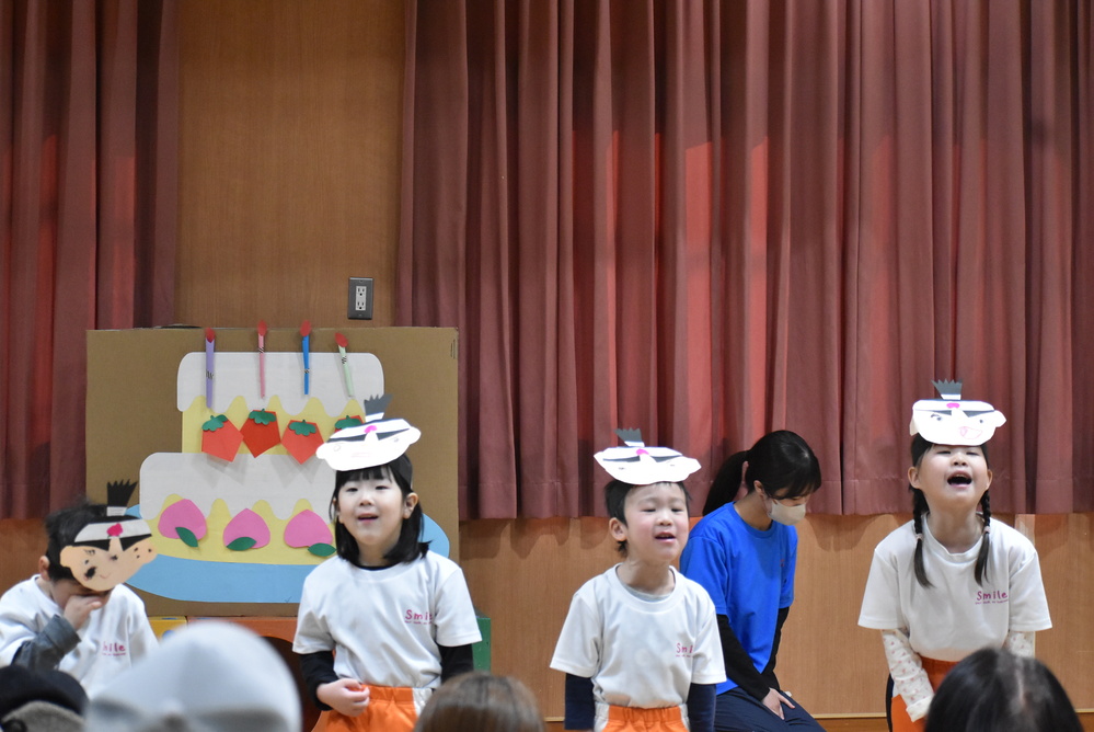 一本橋を渡る子ども (2)