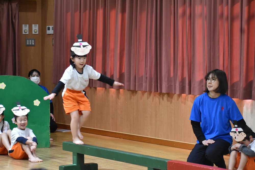 一本橋を渡る子ども (3)