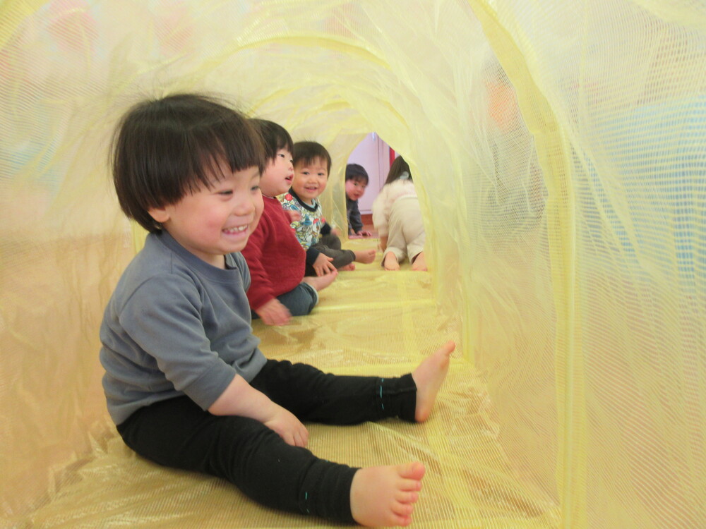 トンネルで遊んでいる
