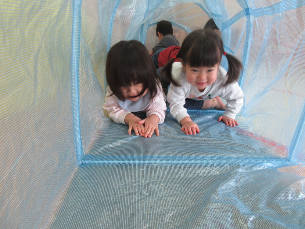 トンネルで遊んでいる