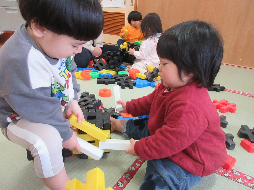 大きな井形ブロックで遊んでいる