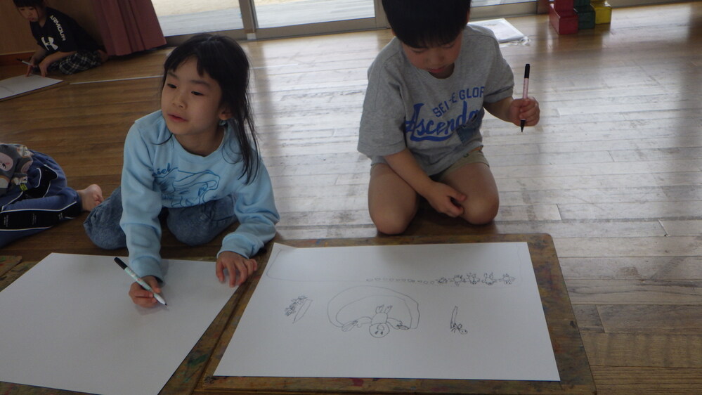 絵を描く子ども2
