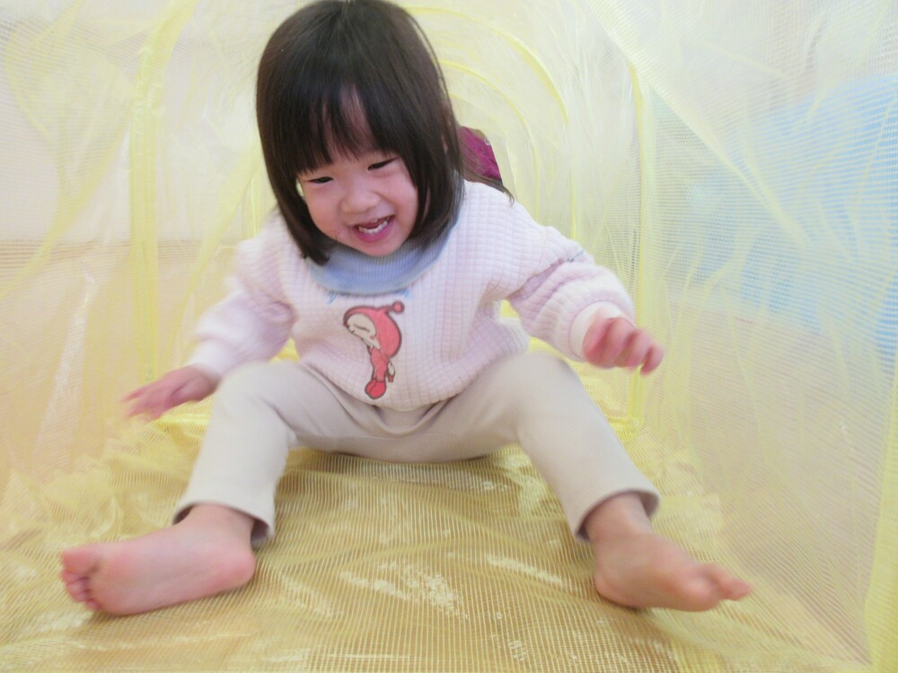 トンネルで遊んでいる