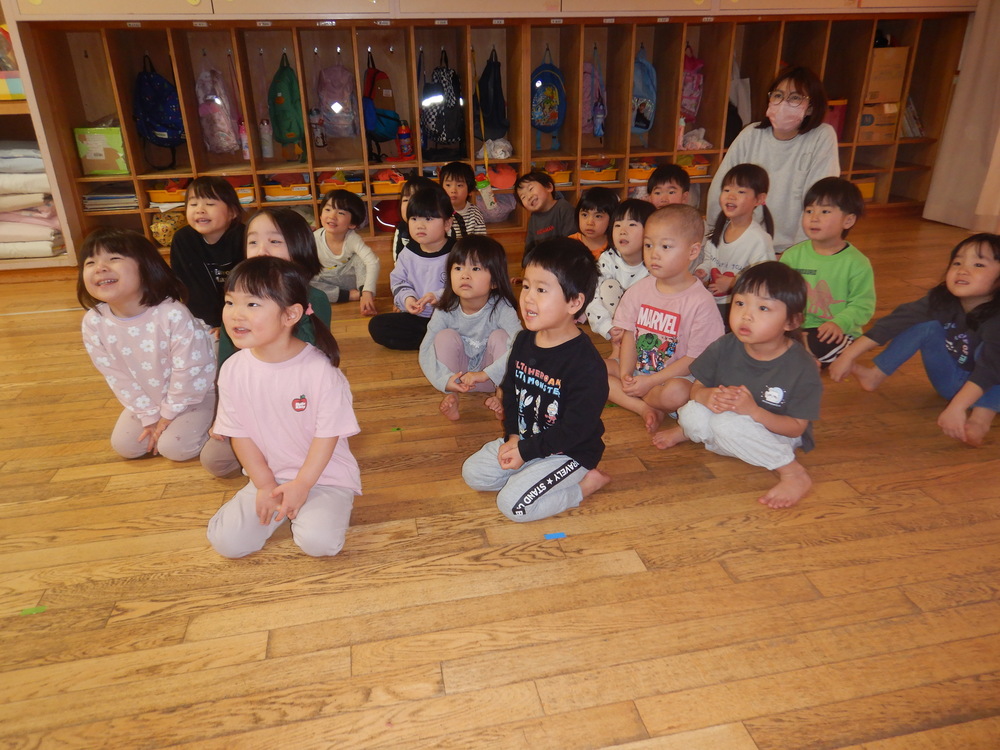 お楽しみ会の様子を見る子ども