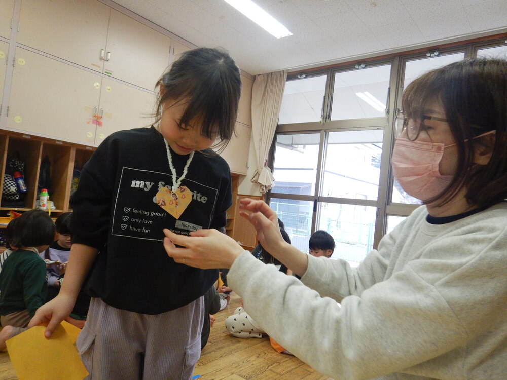 シールとメダルをもらう子ども (1)