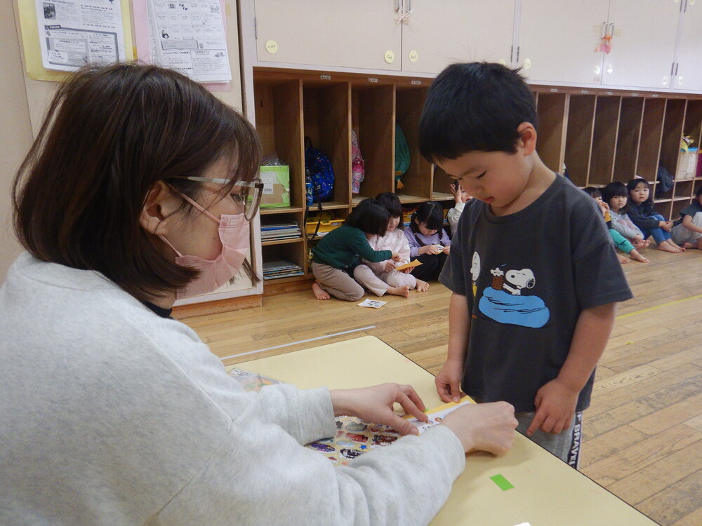 シールとメダルをもらう子ども (2)