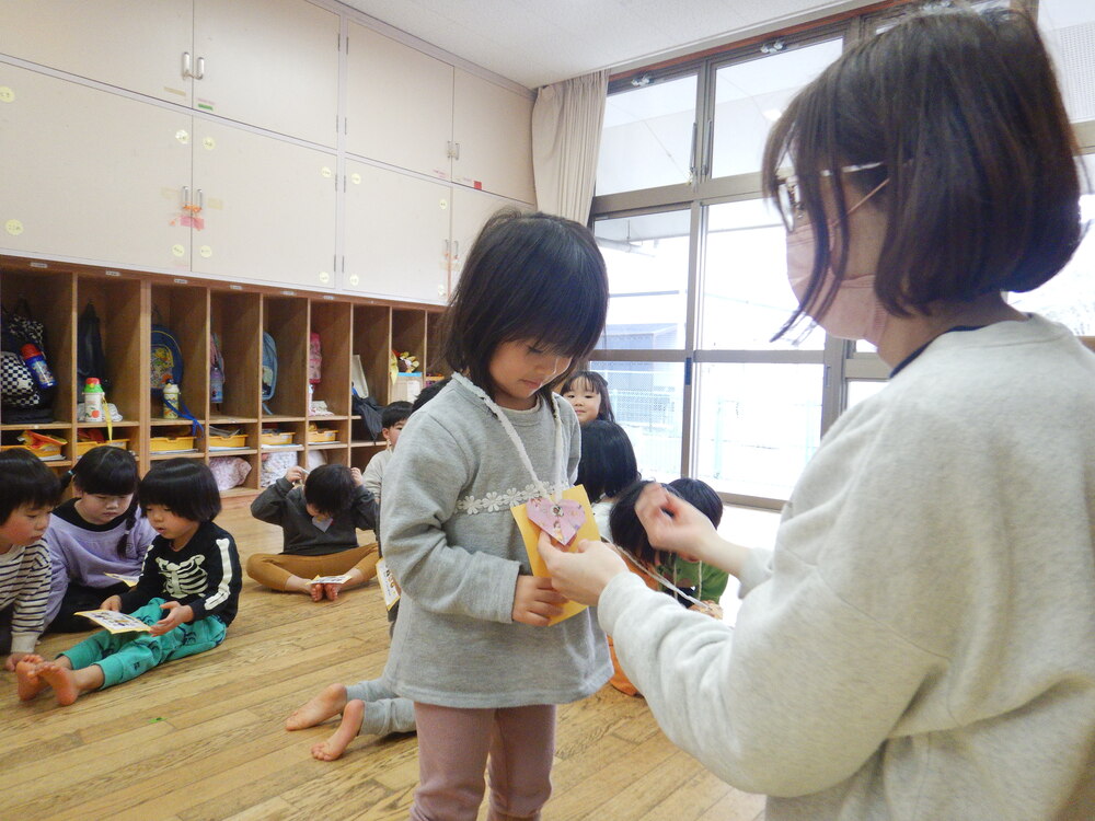シールとメダルをもらう子ども (4)