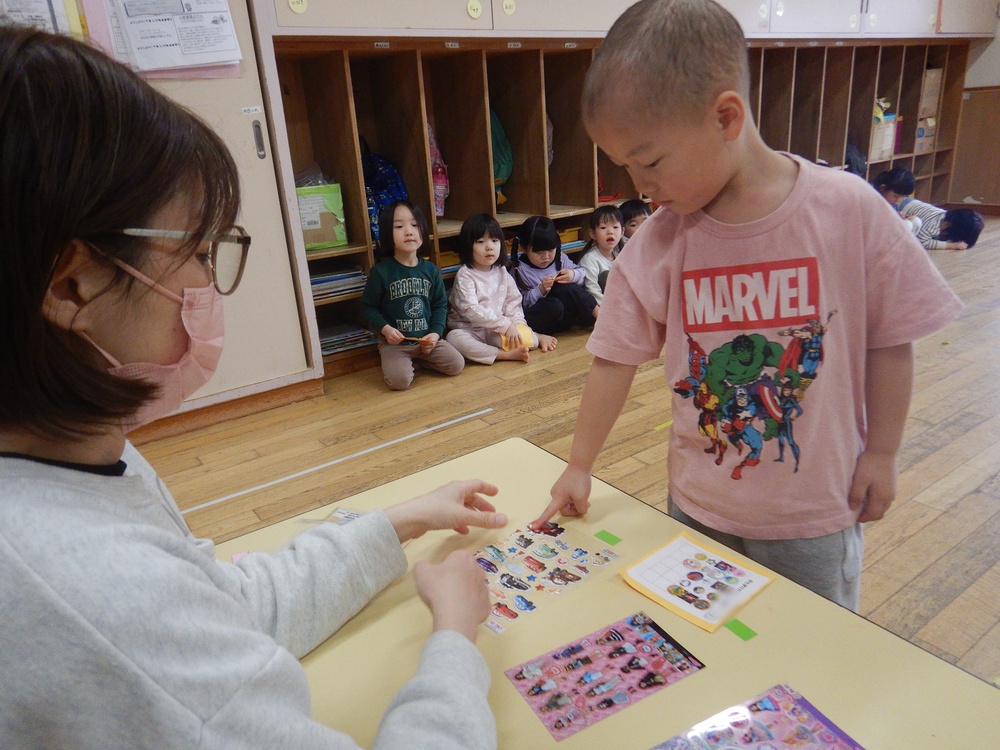シールを選ぶ子ども