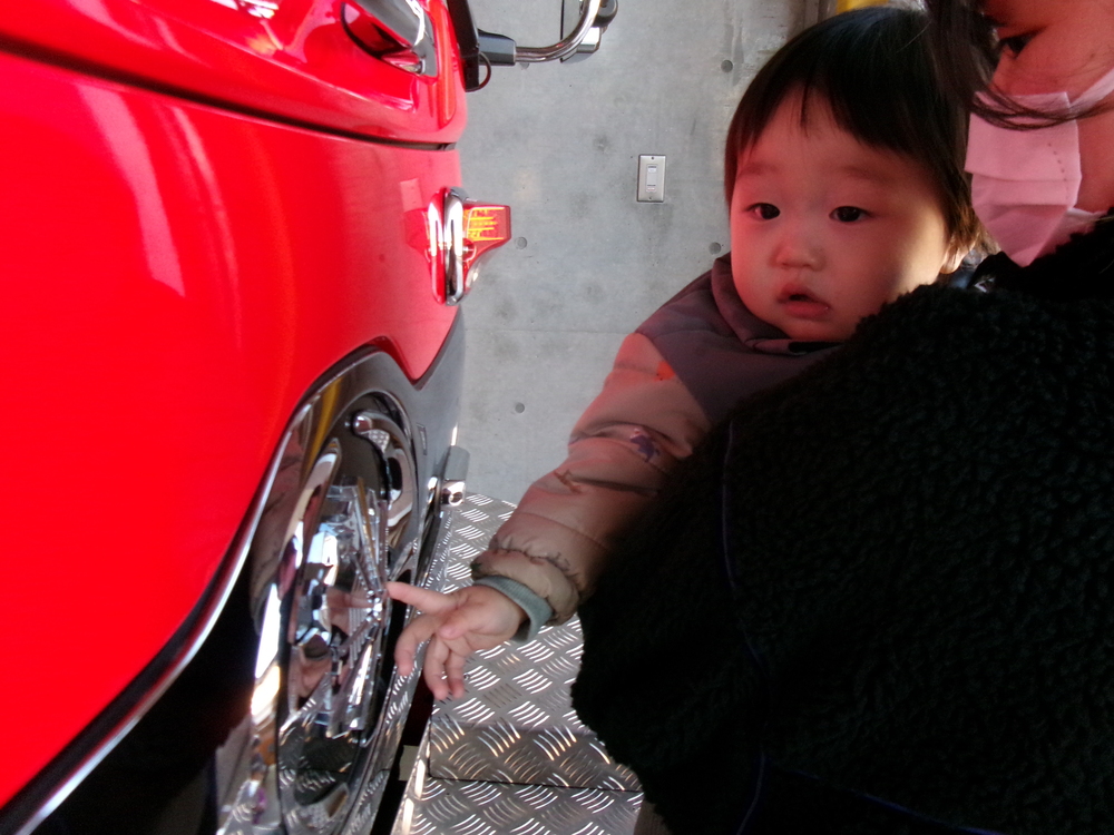 消防車を触っている