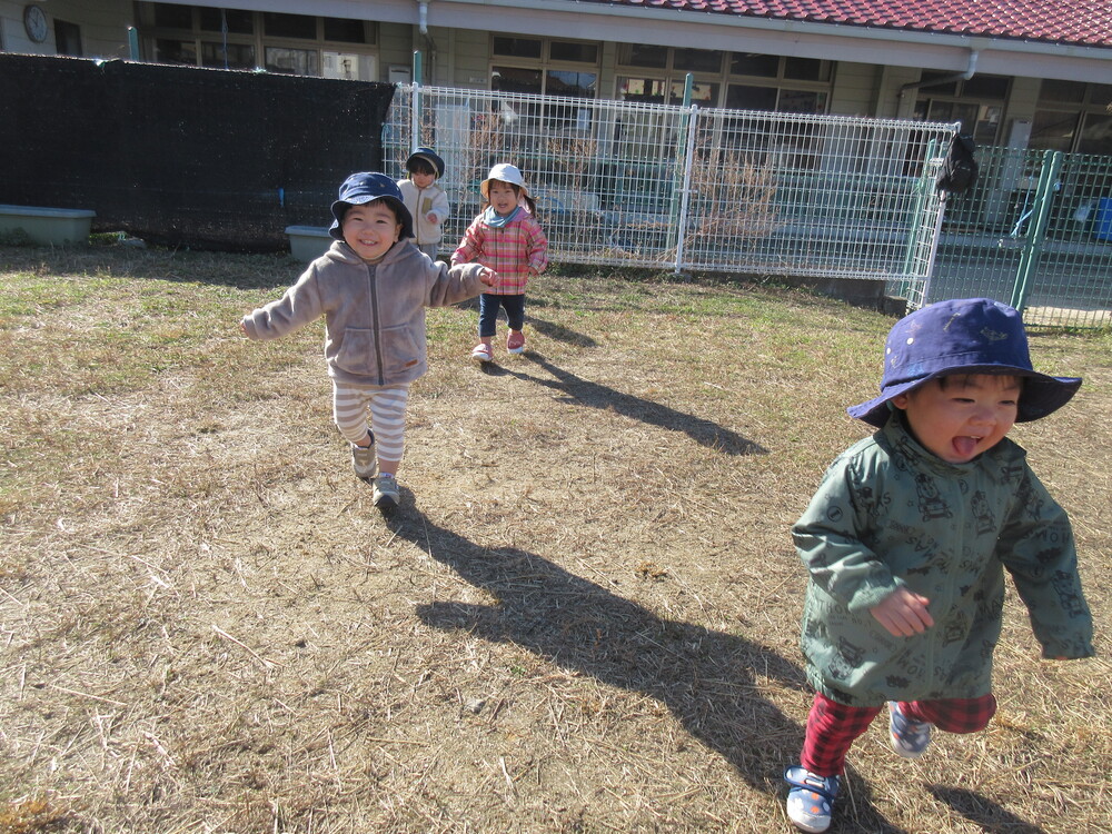 園庭で遊んでいる