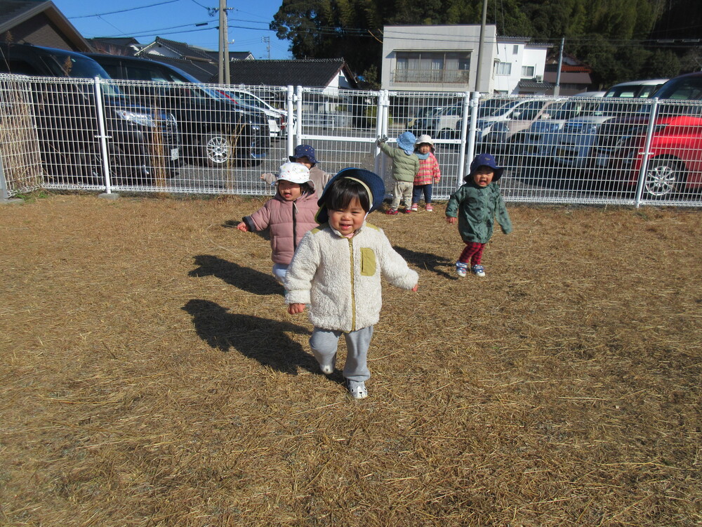 園庭で遊んでいる