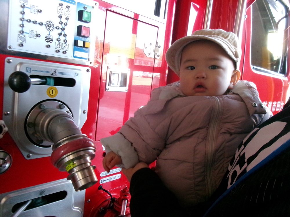 消防車を触っている