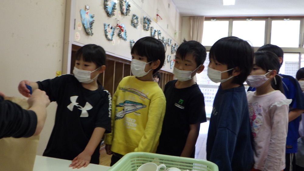 クジ引き給食の様子 (1)