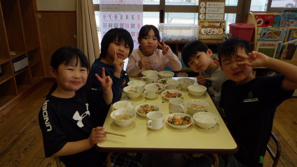 クジ引き給食の様子 (3)