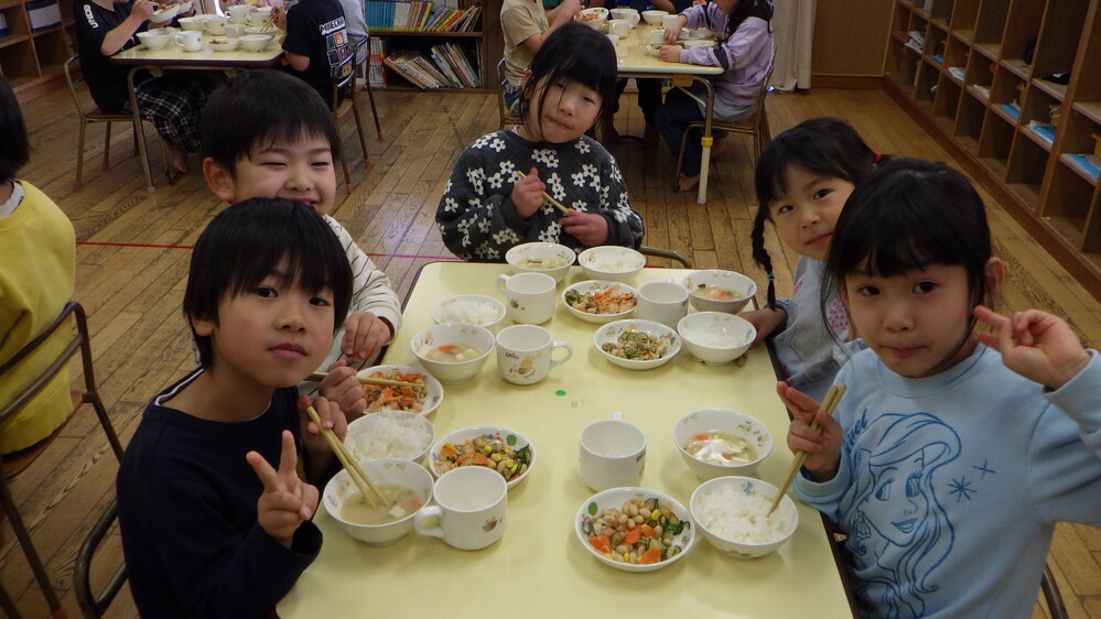 クジ引き給食の様子 (5)