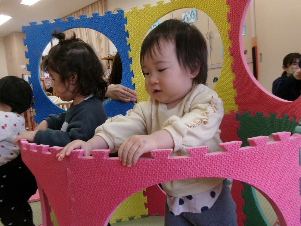 室内で遊ぶ子ども