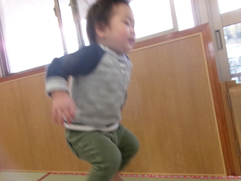 室内で遊ぶ子ども (2)