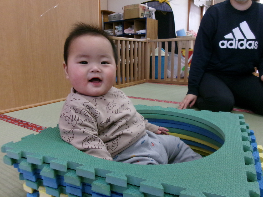 室内で遊ぶ子ども (3)