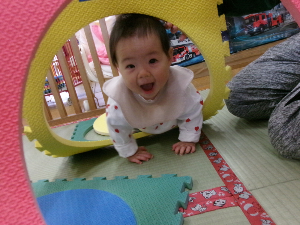 室内で遊ぶ子ども (4)