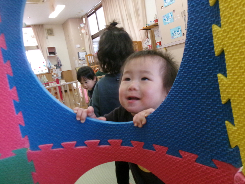 室内で遊ぶ子ども (5)