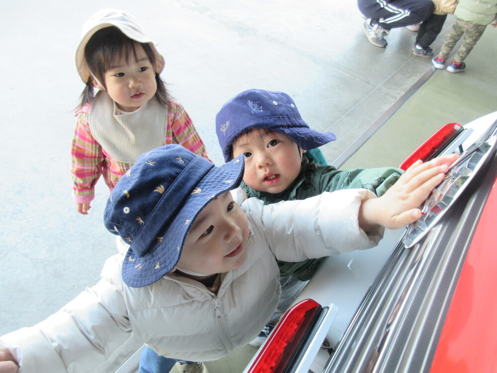 救急車を触っている