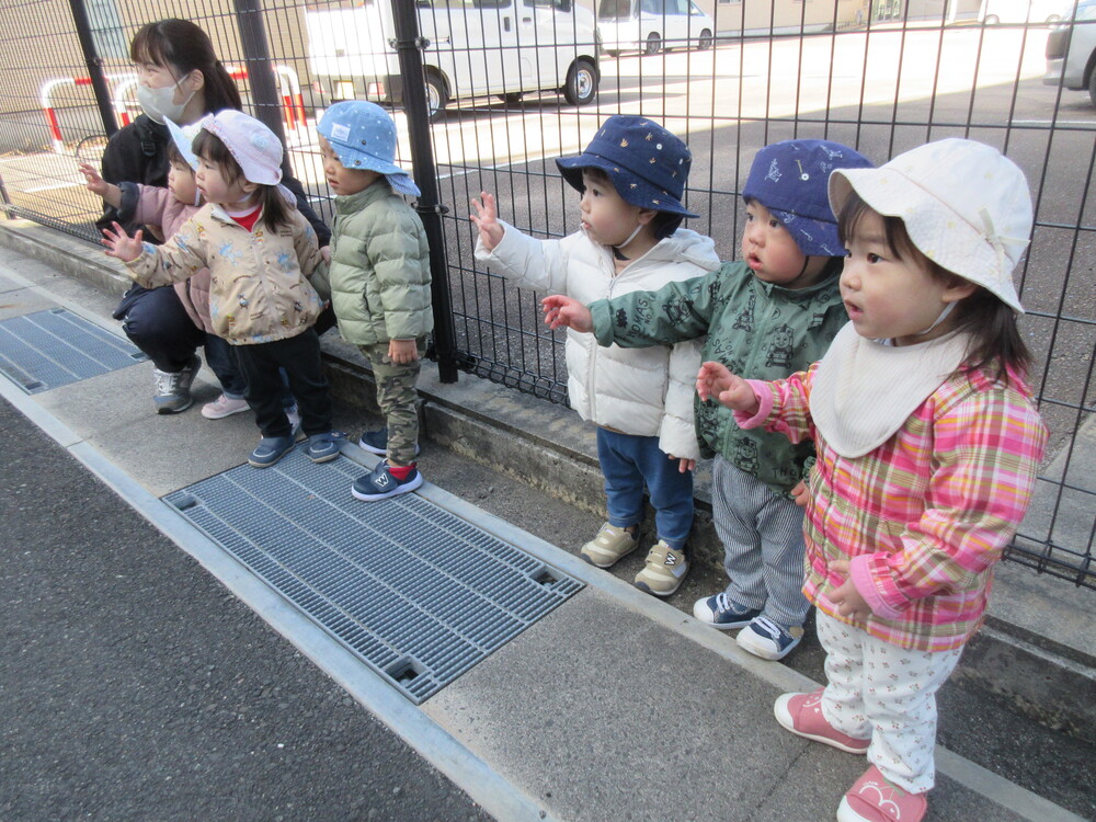 消防車を見ている