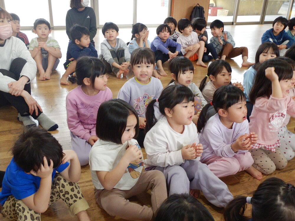 劇を見ている様子