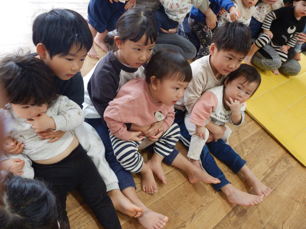 劇を一緒に見ている様子