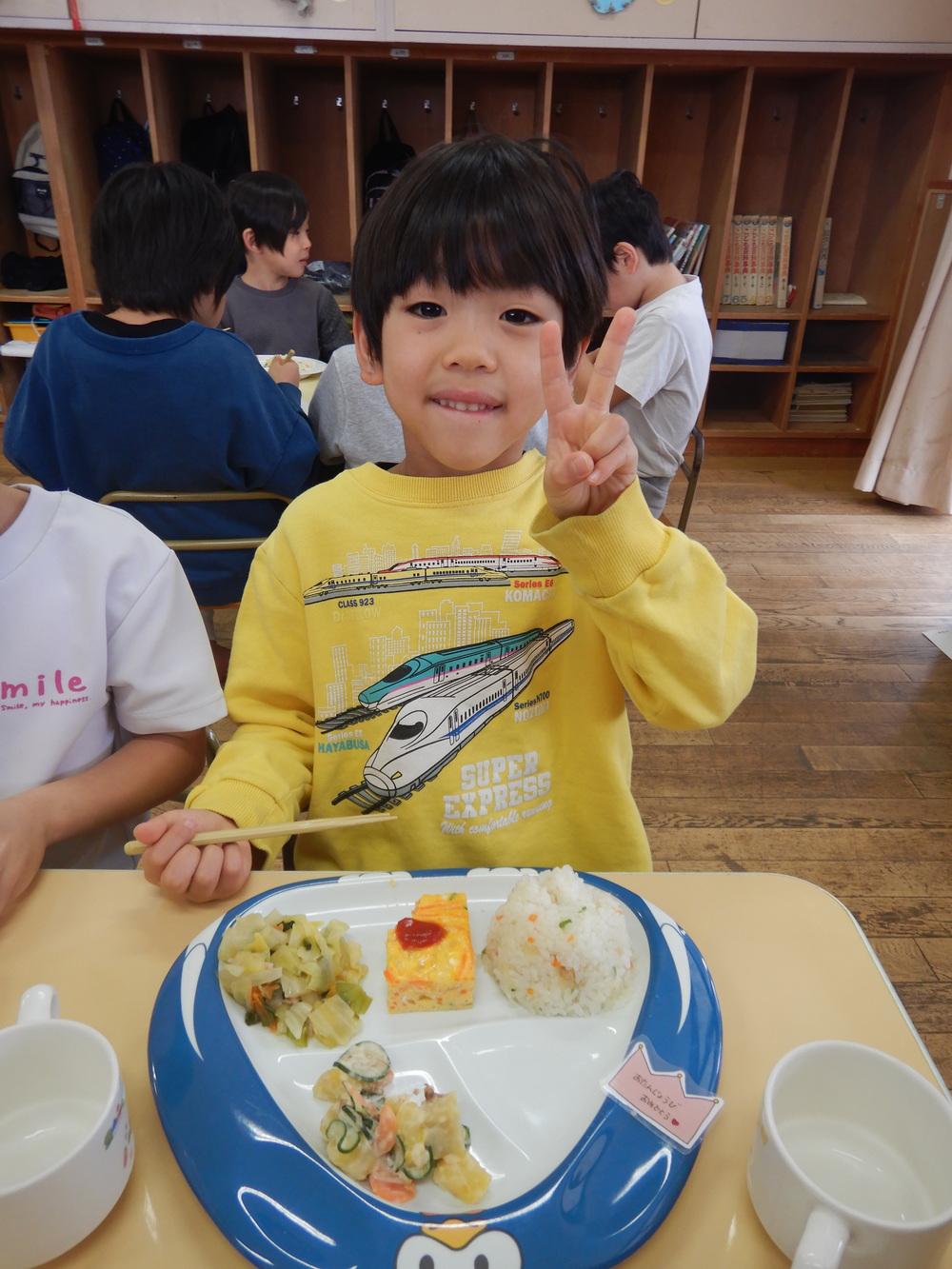 給食を食べている様子1