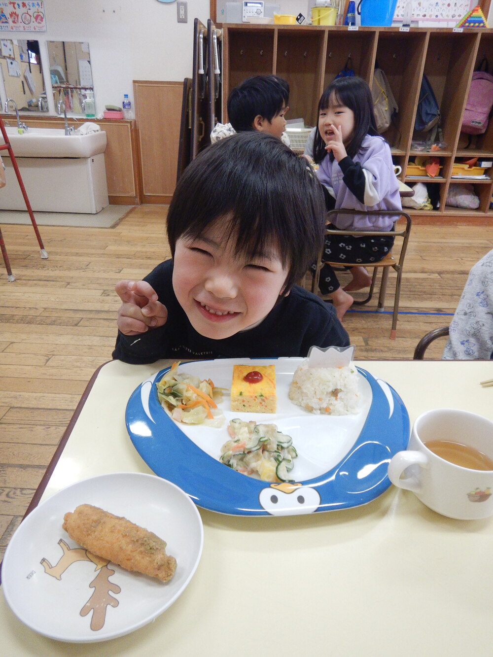 給食を食べている様子3