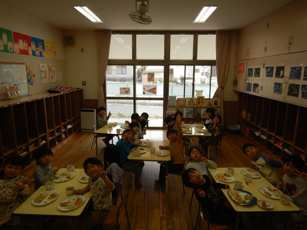 給食を食べている様子4