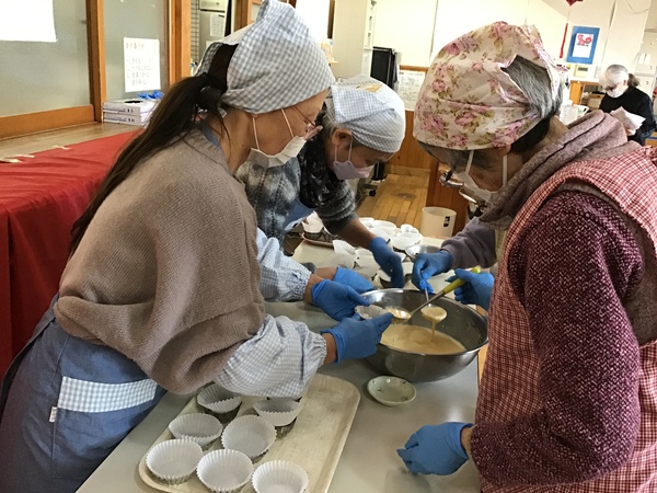 生地をカップへ注いでいます