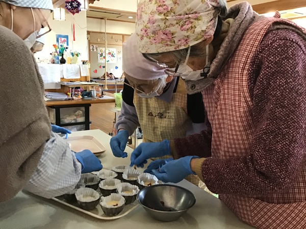 干し柿を生地の上に乗せています