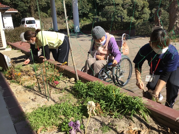花壇の草取りをお願いしました