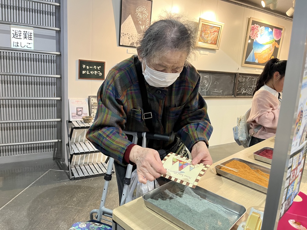 砂絵つくり作業の様子