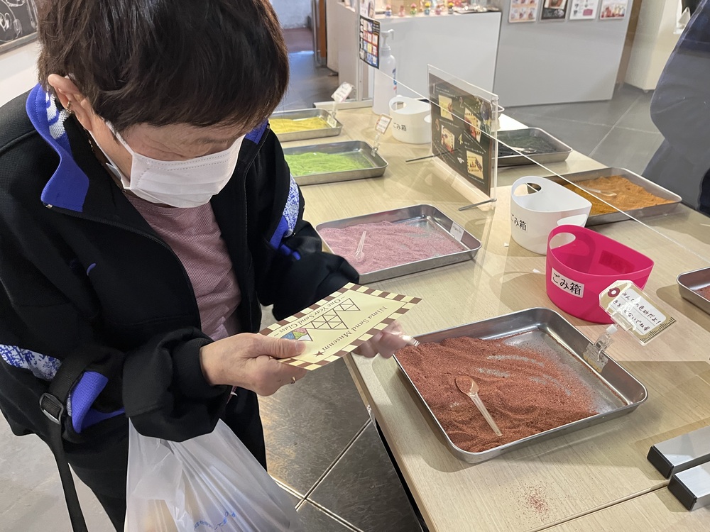砂絵つくり作業の様子1