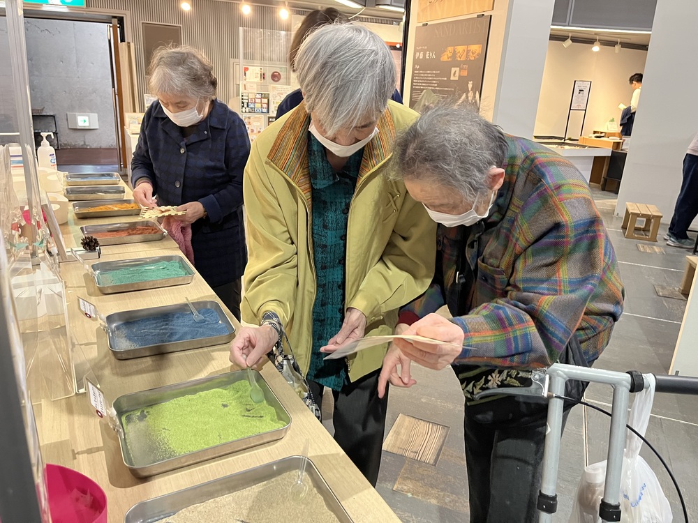 砂絵つくり作業の様子4