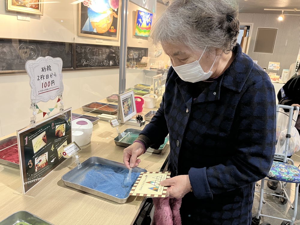 砂絵つくり作業の様子5