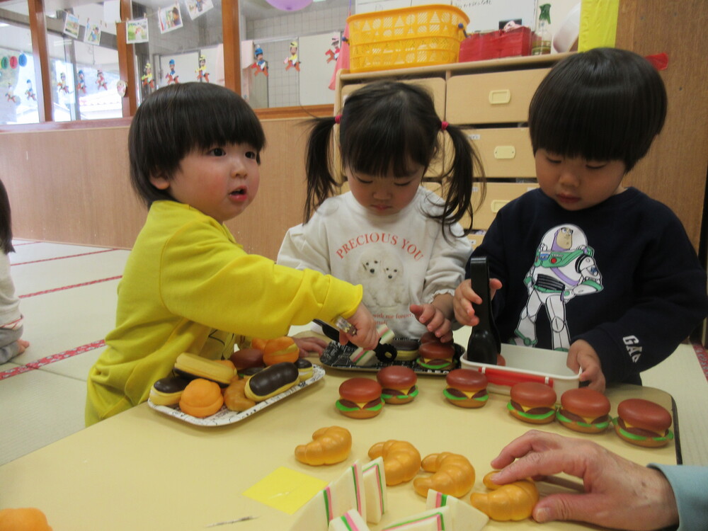 おままごとで遊んでいる